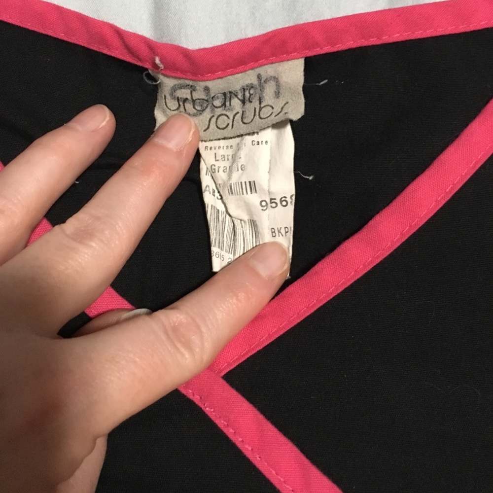 SOLD ⭐️CCO Black Urbane Scrub Top (M) - Picture 4 of 4